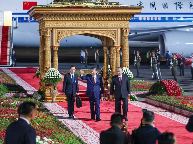 習(xí)近平抵達(dá)杜尚別開始對塔吉克斯坦進行國事訪問「相關(guān)圖片」